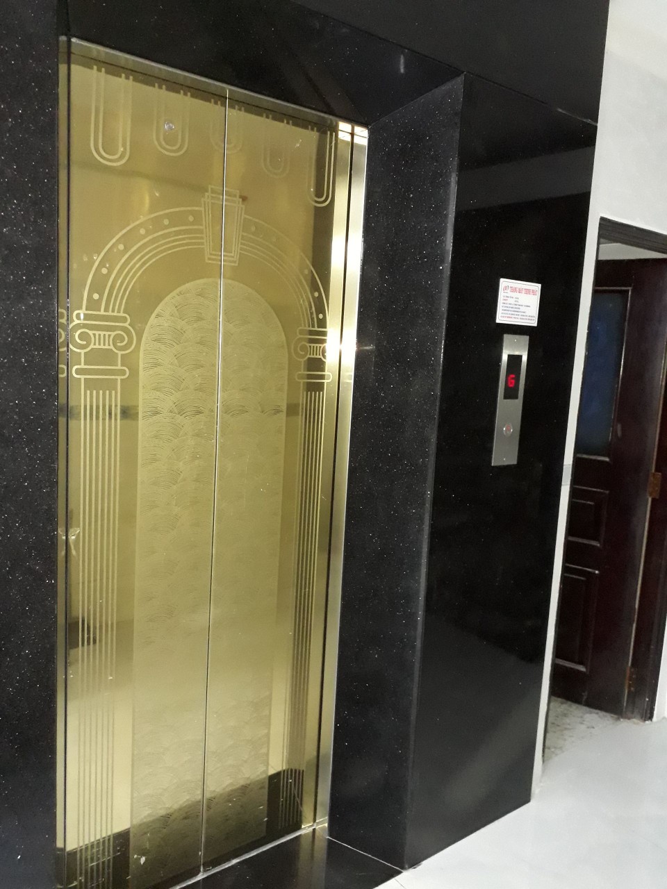Mẫu cửa bản hẹp gương vàng TPE